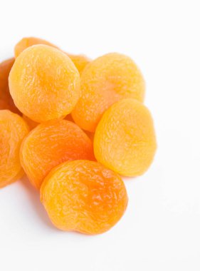 Beyaz arkaplanda kurumuş kayısılar .