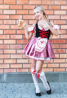 Gülümseyen bira Octoberfest elbiseli sarışın kadın. 
