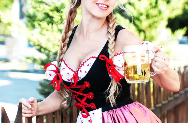 Uśmiechający Się Blond Kobieta Piwem Octoberfest Sukienka — Zdjęcie stockowe