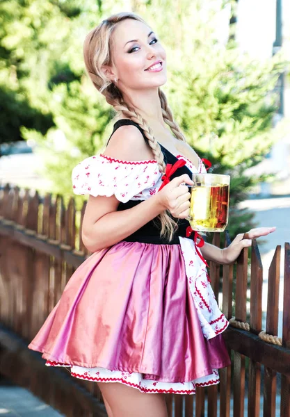 Gülümseyen bira Octoberfest elbiseli sarışın kadın. 