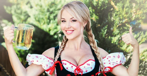 Gülümseyen bira Octoberfest elbiseli sarışın kadın. 