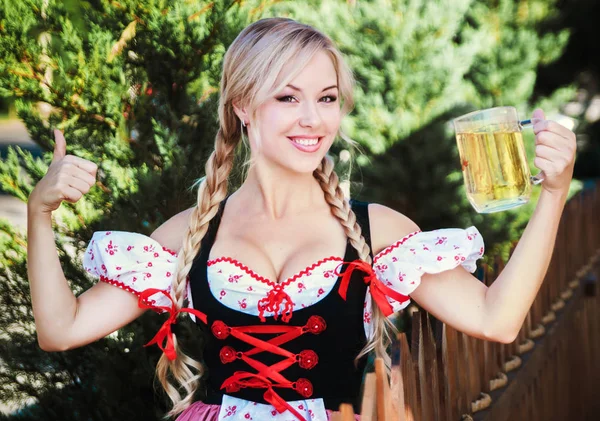 Gülümseyen bira Octoberfest elbiseli sarışın kadın. 