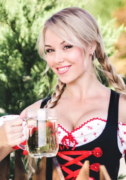 Mulher Loira Sorridente Com Cerveja Vestido Octoberfest — Fotografia de Stock