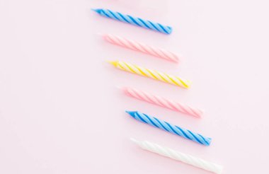 Sarı arka plan üzerinde renkli mumlar. 