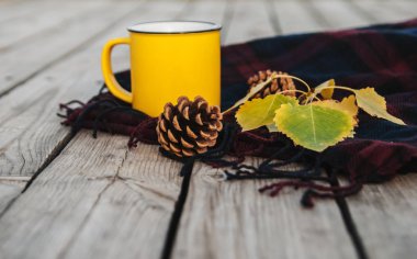 Tahta arka planda bir fincan kahve..