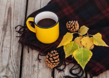 Tahta arka planda bir fincan kahve..