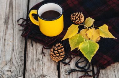 Tahta arka planda bir fincan kahve..