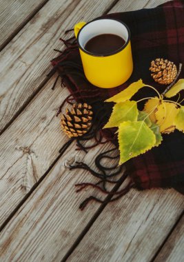 Tahta arka planda bir fincan kahve..