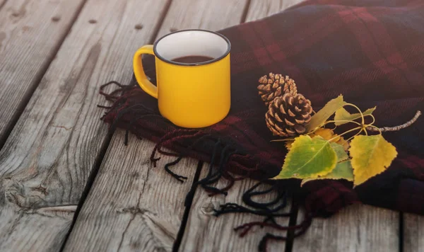 Tahta arka planda bir fincan kahve..