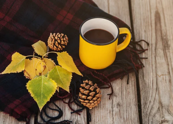 Tahta arka planda bir fincan kahve..