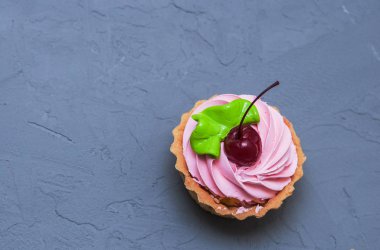 Taş zemin üzerine lezzetli kek.