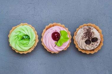 Taş zemin üzerine lezzetli kek. 