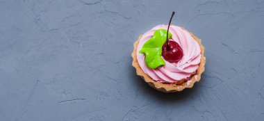 Taş zemin üzerine lezzetli kek.