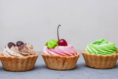 Taş zemin üzerine lezzetli kek.