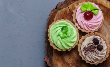 Cupcakes taş zemin üzerine.