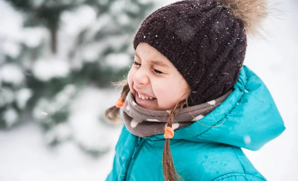 Carino Bambina Gioca All Aperto Nella Neve — Foto Stock