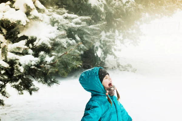 Cute Little Girl Plays Outdoor Snow — Stock Photo, Image