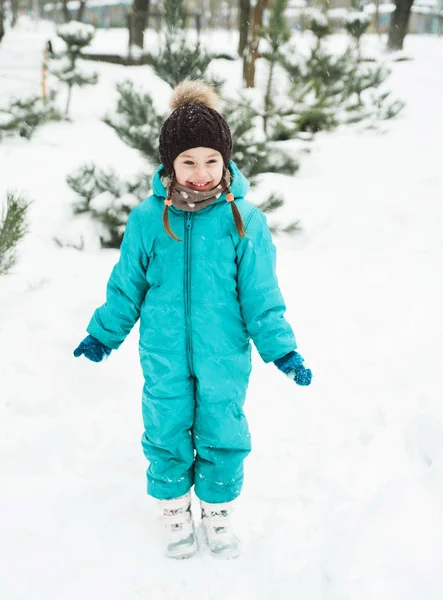 Carino Bambina Gioca All Aperto Nella Neve — Foto Stock