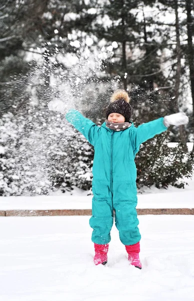 Petite Fille Mignonne Joue Plein Air Dans Neige — Photo