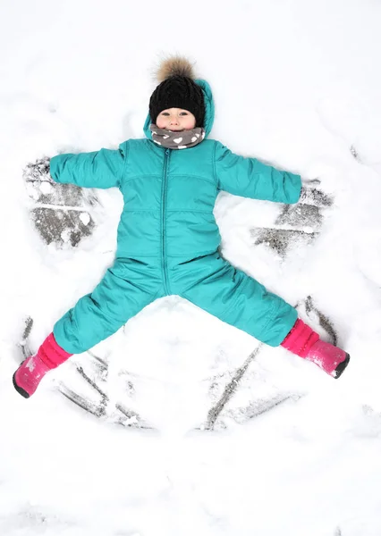 Carino Bambina Gioca All Aperto Nella Neve — Foto Stock