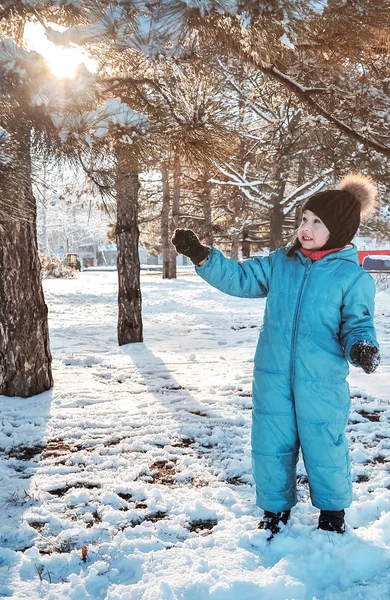 Ładna Dziewczynka Gra Odkryty Śniegu — Zdjęcie stockowe