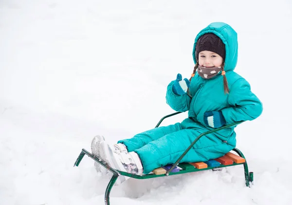 Carino Bambina Gioca Nella Neve All Aperto — Foto Stock