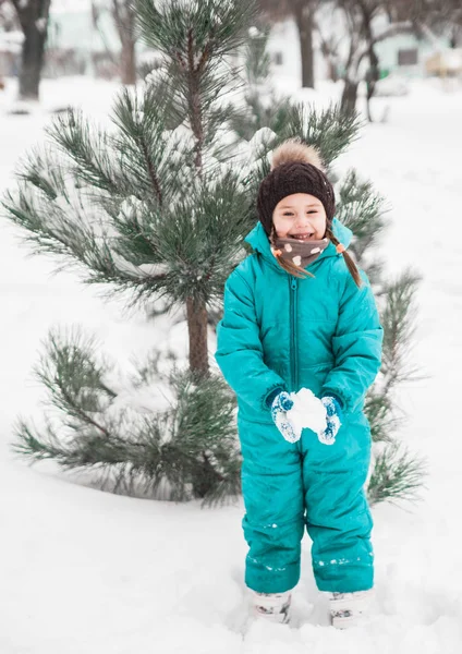Carino Bambina Gioca Nella Neve All Aperto — Foto Stock