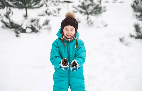 Menina Bonito Joga Neve Livre — Fotografia de Stock