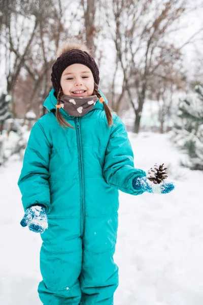 Petite Fille Mignonne Joue Avec Une Neige — Photo