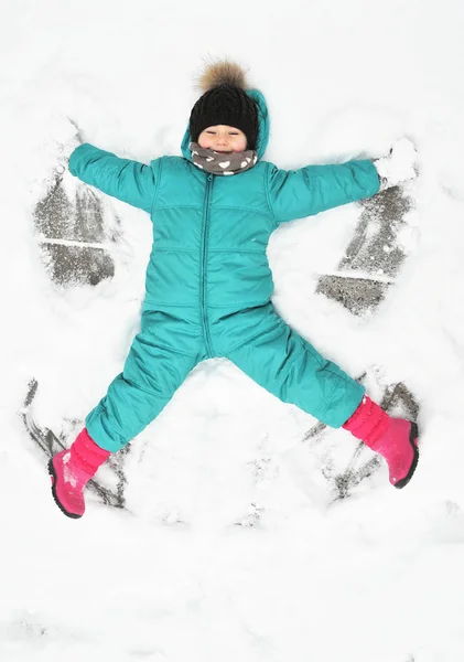 Carina Bambina Gioca Con Una Neve — Foto Stock