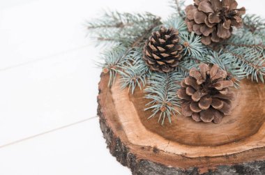Pinecones ve Noel dekorasyonu ahşap arka plan üzerinde.