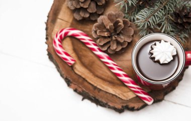 Sıcak kakao ile maeshmallow ahşap arka plan üzerinde.