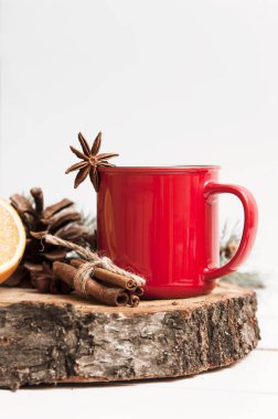 Noel dekorasyonu ile ahşap stand kırmızı Kupası.