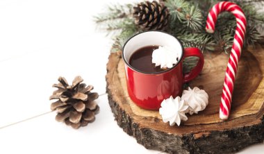 Sıcak kakao pn ahşap standlı kırmızı Kupası.