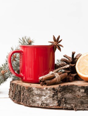 Süslemeleri ile kırmızı Noel Kupası.