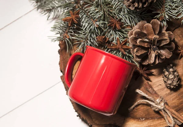 Rote Tasse Auf Holzständer Mit Weihnachtsdekoration — Stockfoto