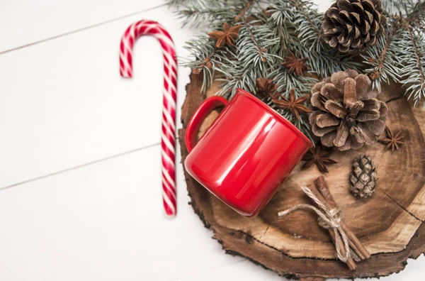 Copo Vermelho Suporte Madeira Com Decoração Natal — Fotografia de Stock