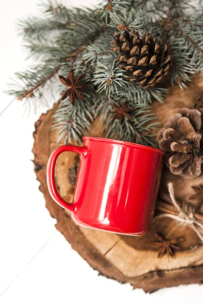 Taza Roja Soporte Madera Con Decoración Navideña — Foto de Stock