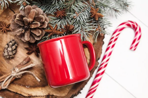 Copo Vermelho Suporte Madeira Com Decoração Natal — Fotografia de Stock