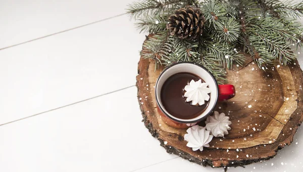 Rote Tasse Mit Heißem Kakao Holzständer — Stockfoto