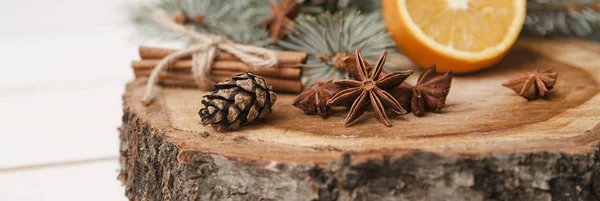 Piñas Especias Sobre Fondo Madera — Foto de Stock