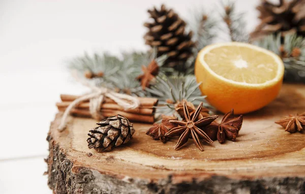 松ぼっくりと木製の背景にクリスマスの装飾 — ストック写真