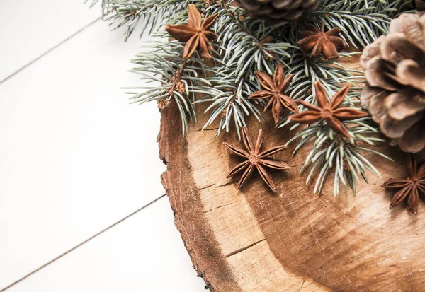 Pinecones Sobre Soporte Madera —  Fotos de Stock