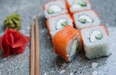 Suşi gri taş zemin üzerine.