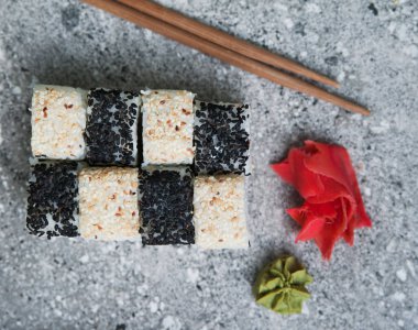 Suşi taş zemin üzerine.