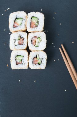 Rulo siyah taş zemin üzerine. 