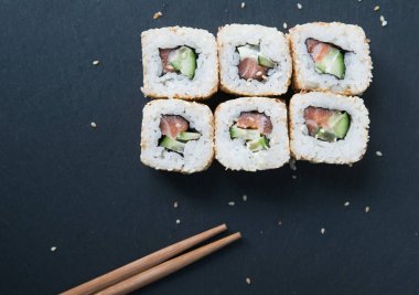 Taş zemin üzerine Japon rulo.