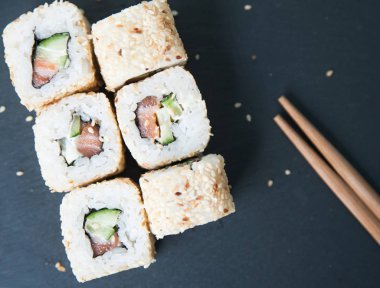 Japonlar siyah taş zemin üzerinde yuvarlanıyor.