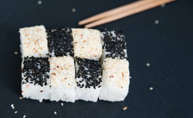 Japonlar siyah taş zemin üzerinde yuvarlanıyor.