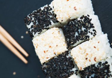 Japonlar siyah taş zemin üzerinde yuvarlanıyor.